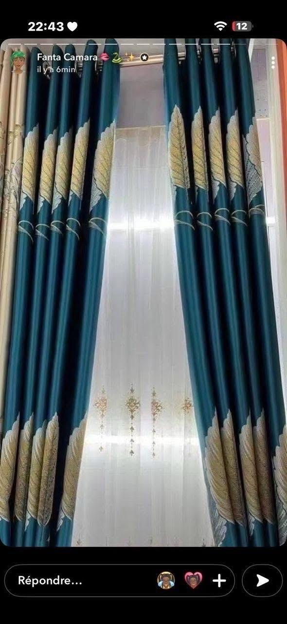 Draps de lit et rideaux disponibles